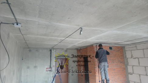 Монтаж электро проводки по потолку